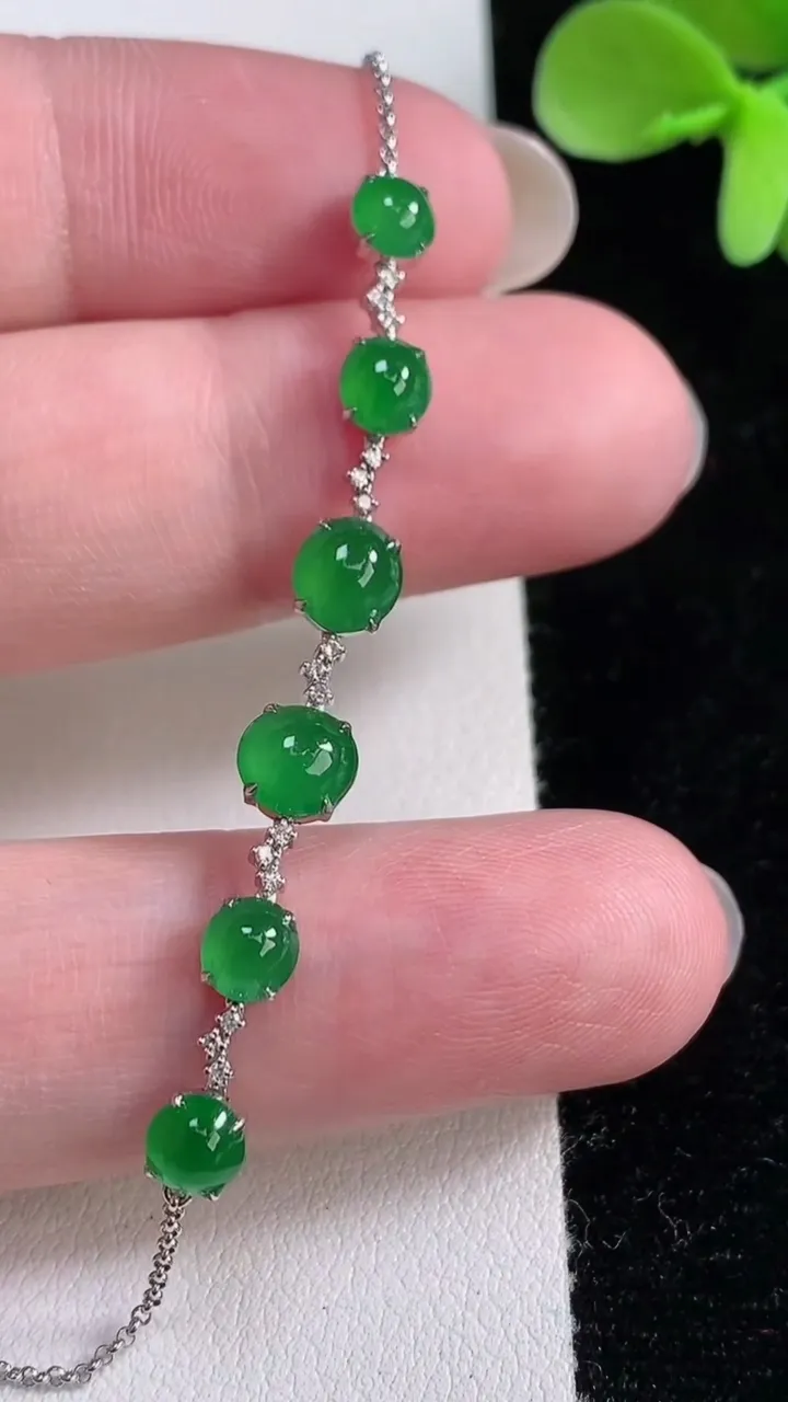 天然A货翡翠蛋面手链，尺寸5.6-5.2-3.4，重量:2.29g
12月12日