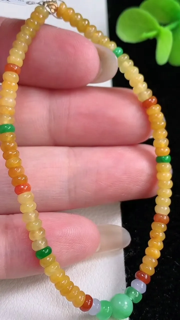 天然A货翡翠三彩算盘珠手串，尺寸3.3-1.6-79颗，重量:5.54g12月12日
工厂直销收藏佳品,种好水足，色泽均匀，有种有色，上手高大气！