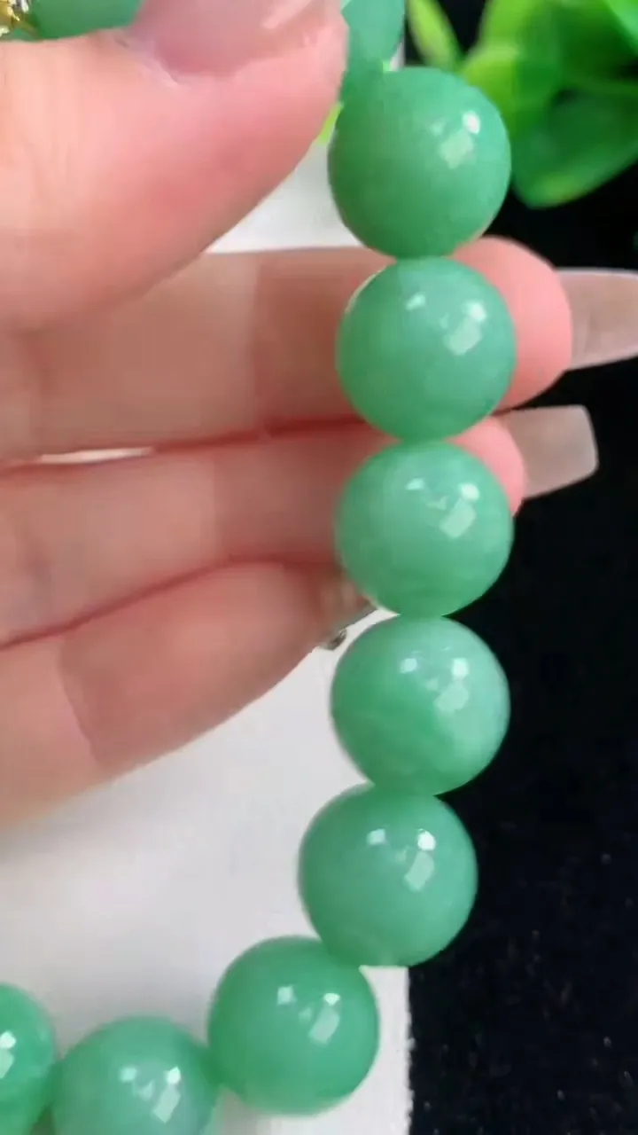 天然A货翡翠圆珠手串，尺寸13-16颗，重量:61.08g12月12日
工厂直销收藏佳品,种好水足，色泽均匀，有种有色，上手高大气！