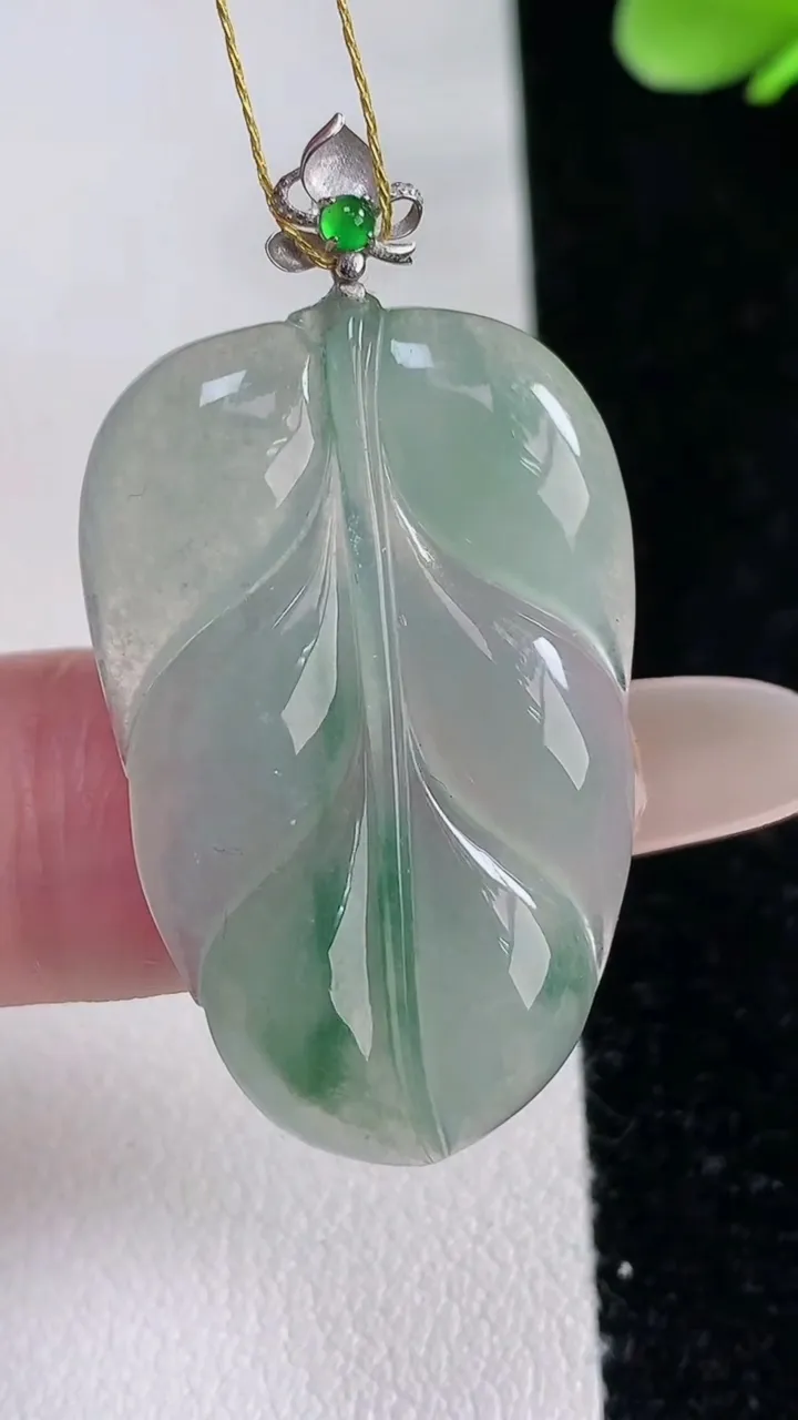 天然A货翡翠种飘花金枝玉叶 叶子吊坠，尺寸33.6-21.6-3.6，重量:5.87g
12月12日