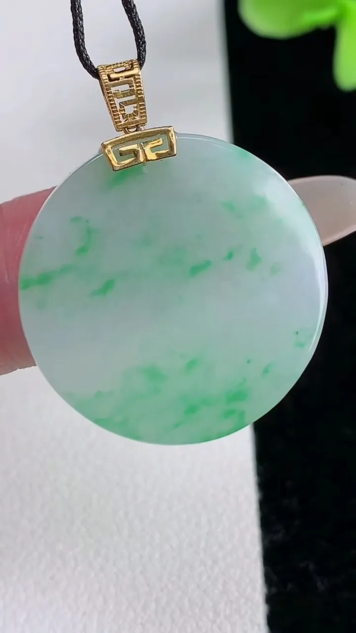 天然A货翡翠无事牌吊坠，尺寸24.6-2.4，重量:4.44g
12月12日