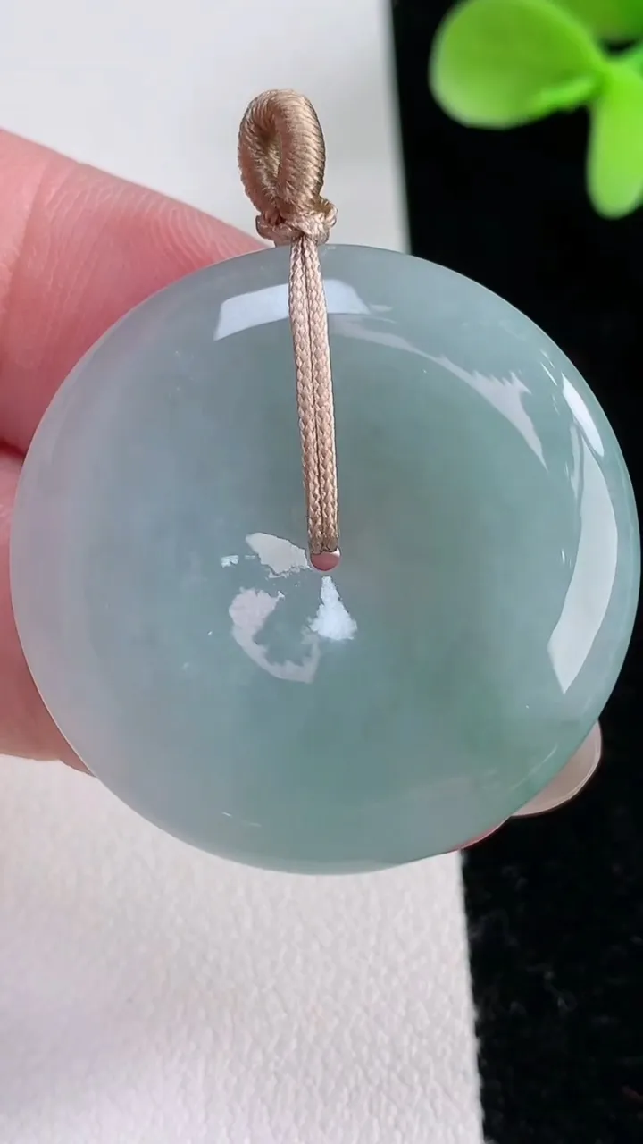 天然A货翡翠平安扣吊坠，尺寸32.3-5.2，重量:12.17g
12月12日