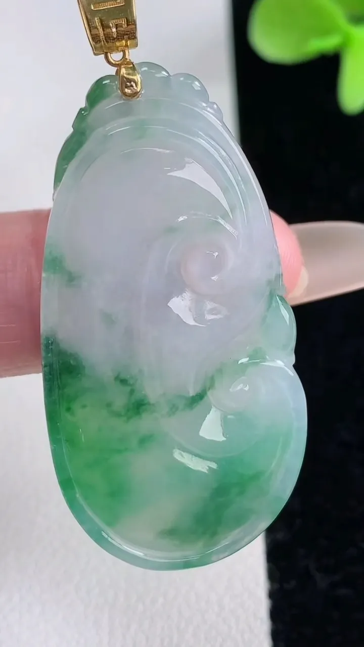 天然A货翡翠种飘花如意吊坠，尺寸42.4-22-4.4，重量:9.43g
12月12日