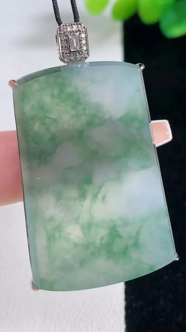 天然A货翡翠种飘花无事牌吊坠，尺寸40.4-26.8-5.9，重量:13.00g
12月12日