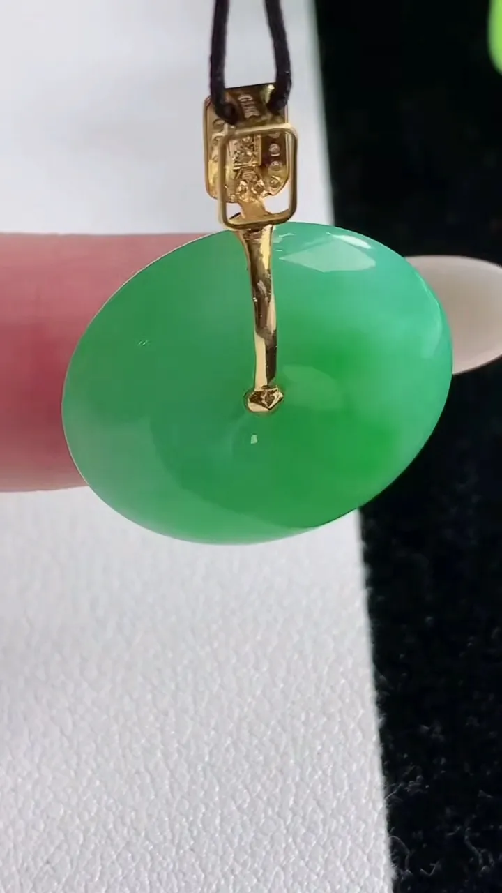 天然A货翡翠平安扣吊坠，尺寸21.7-4.2，重量:5.00g
12月12日