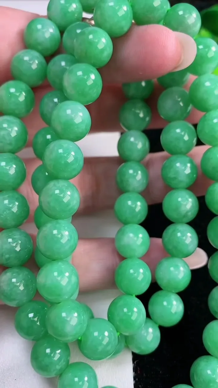 天然A货翡翠圆珠项链，尺寸9.8-69颗，重量:123.25g12月12日
工厂直销收藏佳品,种好水足，色泽均匀，有种有色，上手高大气！