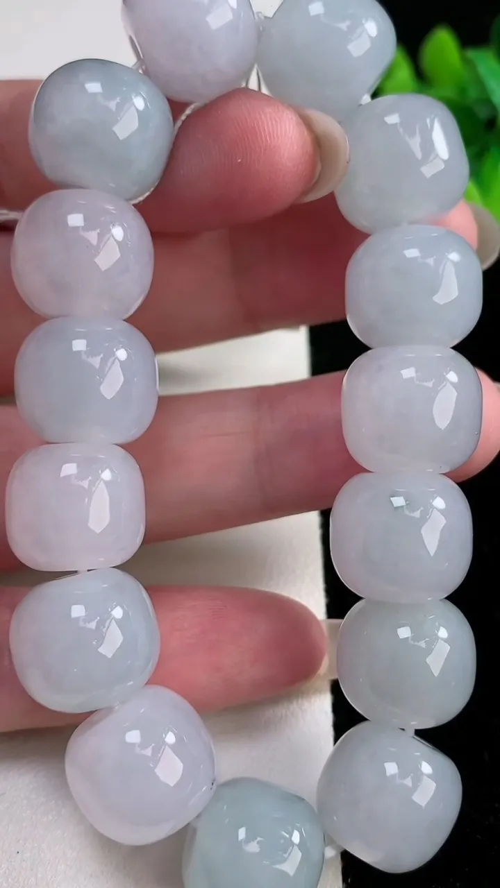 天然A货翡翠飘花路路通手串，尺寸12.2-14-15颗，重量:83.13g12月12日
工厂直销收藏