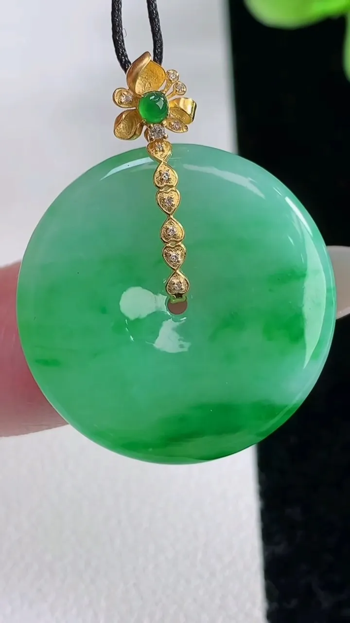 天然A货翡翠平安扣吊坠，尺寸24.1-3.4，重量:5.62g
12月12日