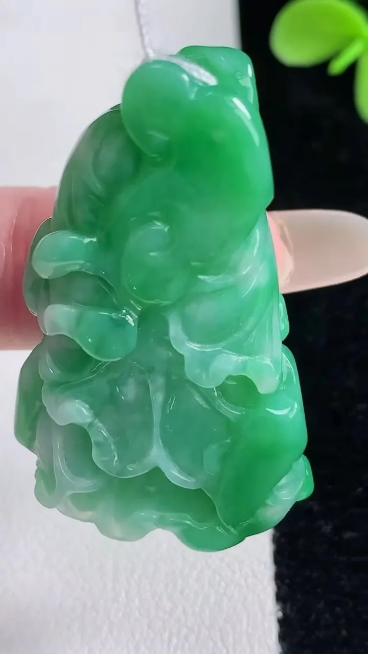 天然A货翡翠白菜吊坠，尺寸41.2-26.2-7.8，重量:17.51g
12月12日