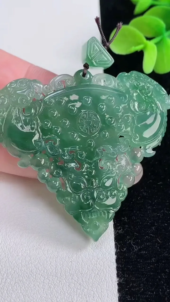 天然A货翡翠复古龙牌吊坠，尺寸50.4-57.7-5.7，重量:24.62g
12月12日