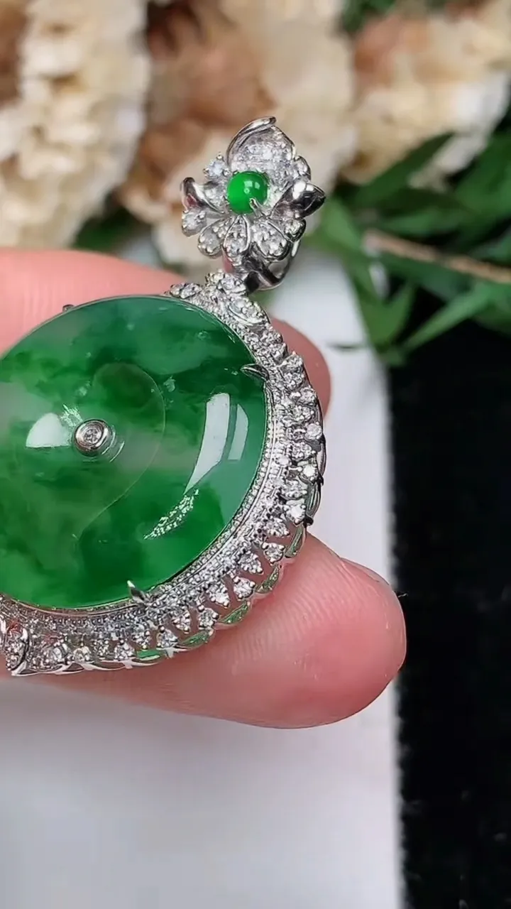 天然A货翡翠平安扣吊坠，尺寸37-24-9，裸石20，重量:5.87g
12月12日