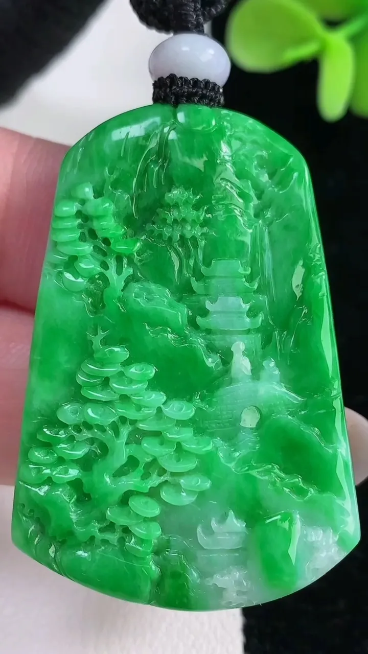 天然A货翡翠山水牌吊坠，尺寸44.6-30.4-6.4，重量:20.67g
12月12日