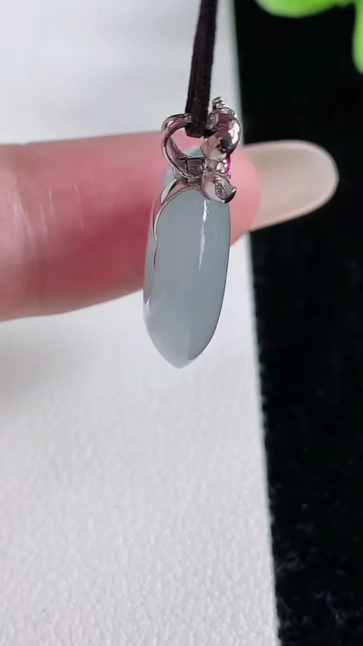 天然A货翡翠种白冰平安扣吊坠，尺寸17.6-4.9，重量:3.79g
12月12日