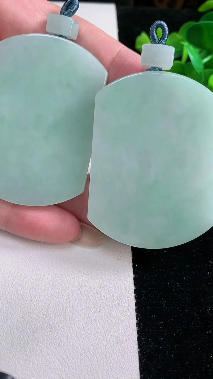 天然A货翡翠无事牌吊坠一对，尺寸56-42-5，重量:79.91g
12月12日