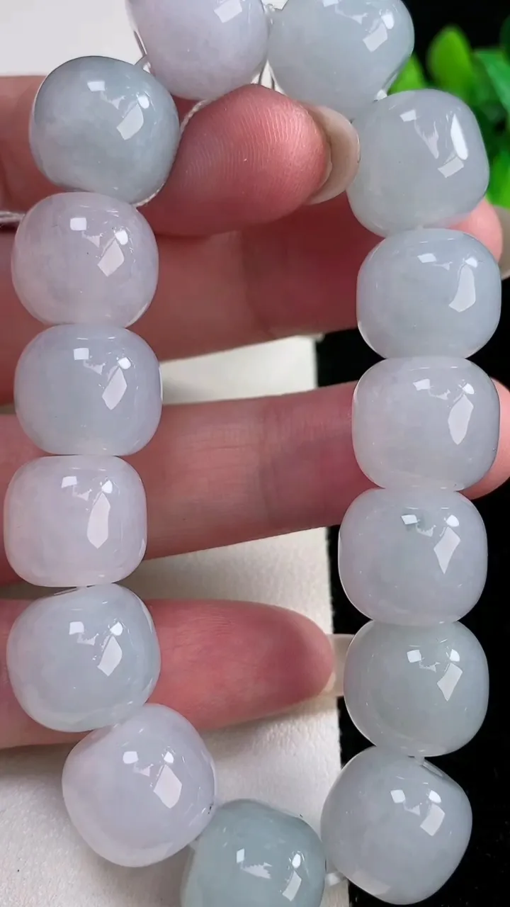 天然A货翡翠飘花路路通手串，尺寸12.2-14-15颗，重量:83.13g12月12日
工厂直销收藏