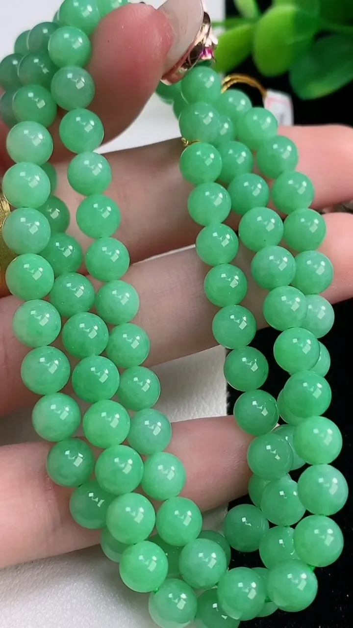 天然A货翡翠圆珠项链，尺寸6-94颗，重量:40.15g12月12日
工厂直销收藏佳品,种好水足，色泽均匀，有种有色，上手高大气！