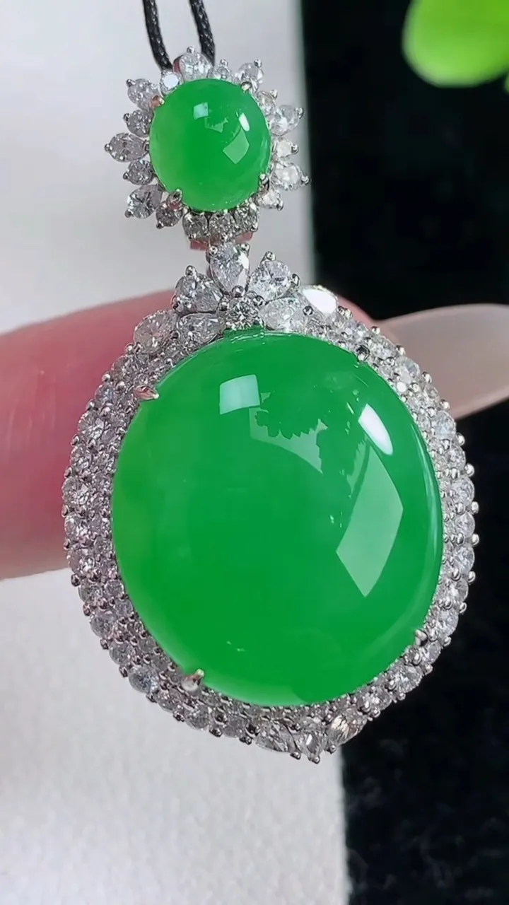 天然A货翡翠蛋面吊坠，尺寸37.2-21-12.8，裸石18-16-5.4重量:10.35g
12月