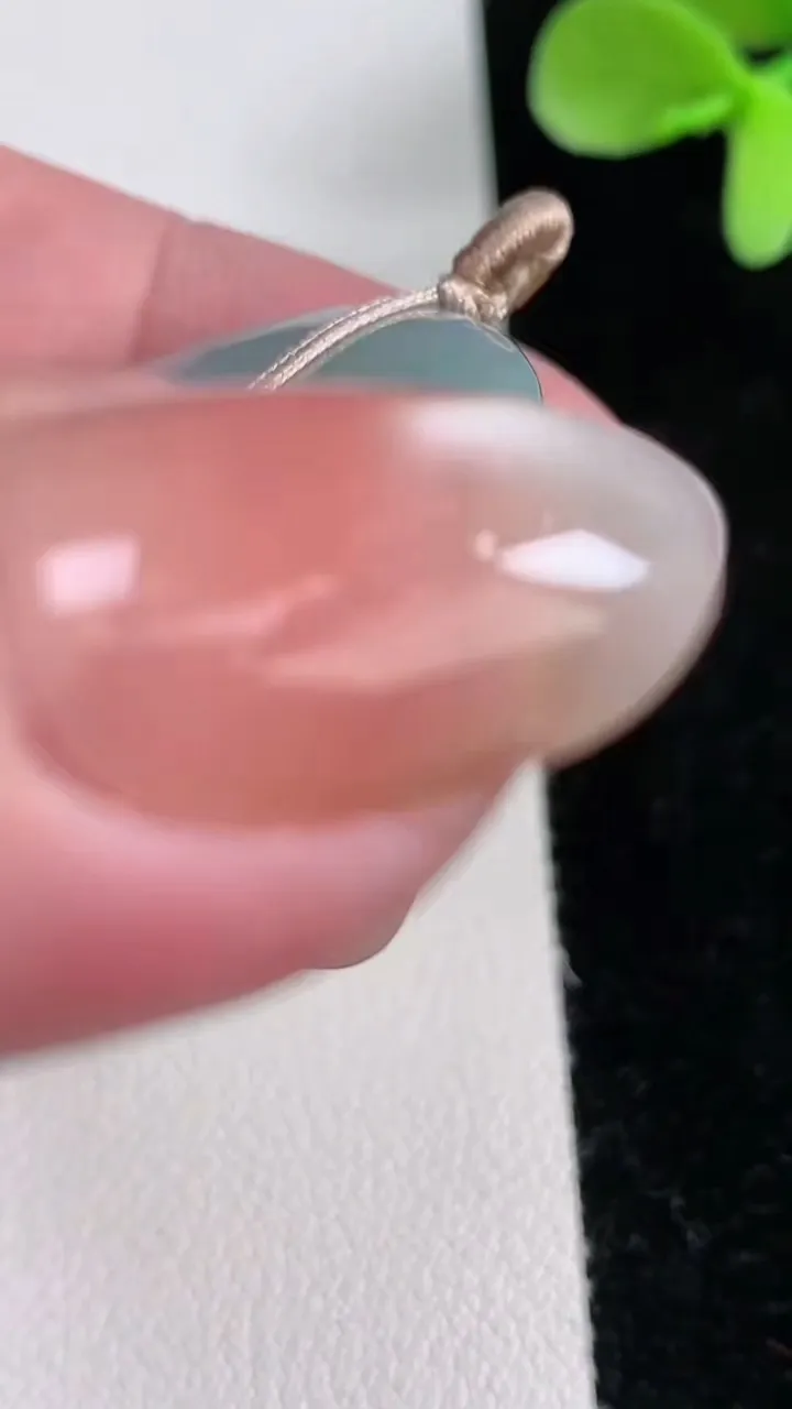 天然A货翡翠平安扣吊坠，尺寸32.3-5.2，重量:12.17g
12月12日