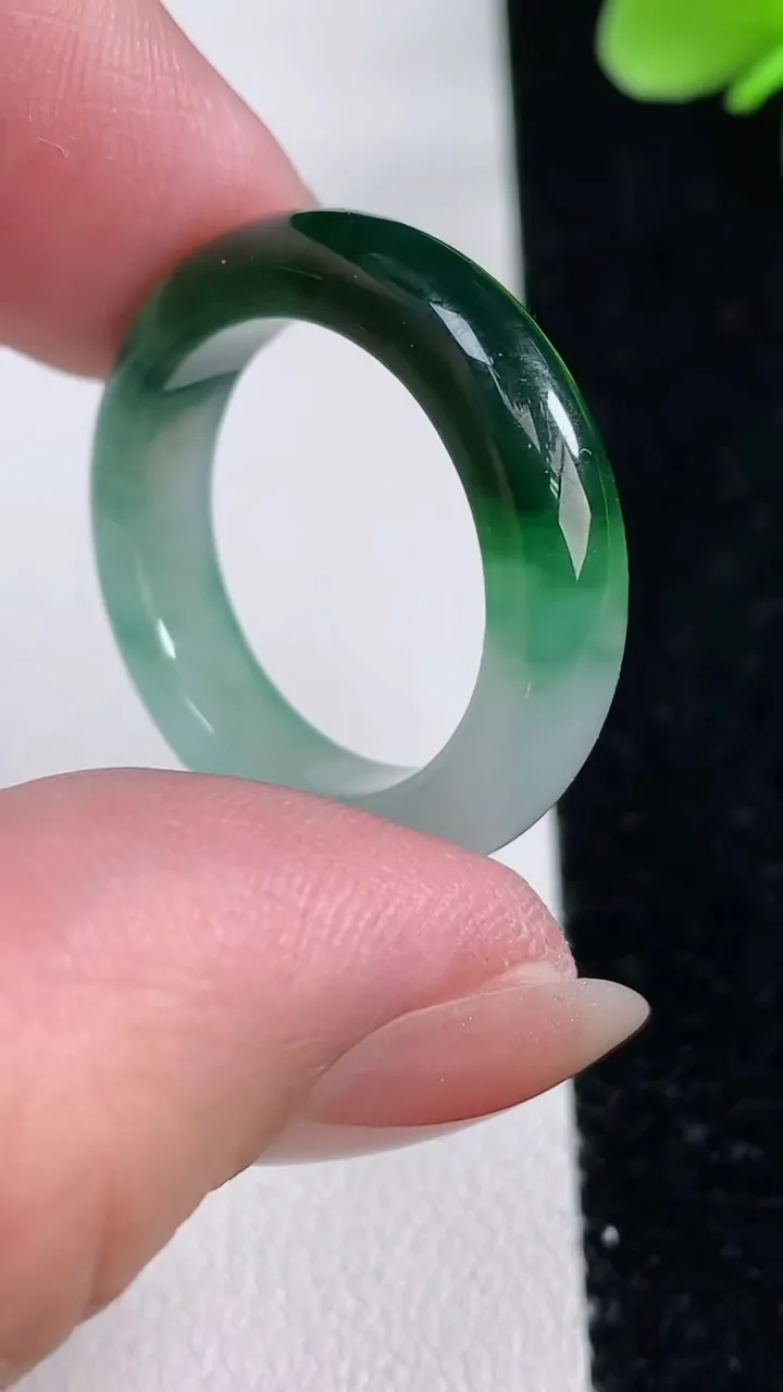 天然A货翡翠冰种飘花指环戒指，尺寸19.6-5.3-3.7，重量:4.66g2025年12月12日
工厂直销收藏佳品,种好水足，色泽均匀，有种有色，上手高大气！