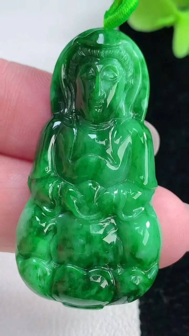 天然A货翡翠观音菩萨吊坠，尺寸46.2-24.2-5.5，重量:12.18g
12月12日