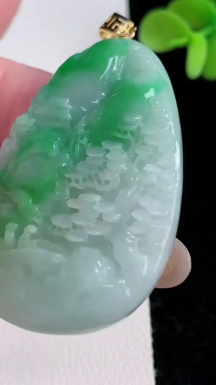 天然A货翡翠山水牌吊坠，尺寸48.3-33.8-6，重量:23.52g
12月12日