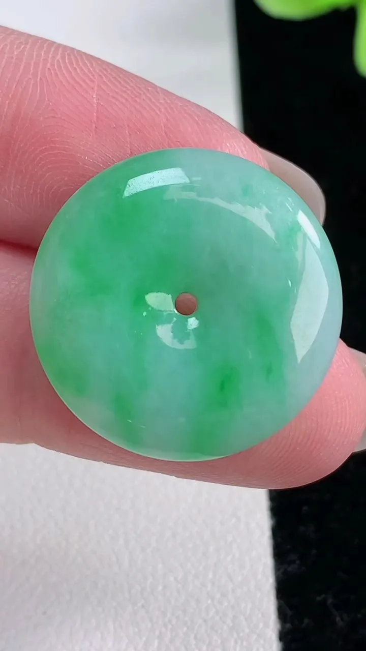 天然A货翡翠平安扣吊坠，尺寸23.5-4.4，重量:5.49g
12月12日