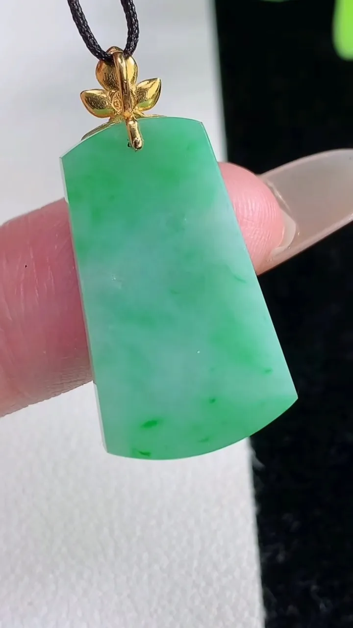 天然A货翡翠无事牌吊坠，尺寸24.8-14.7-2.6，重量:3.11g
12月12日