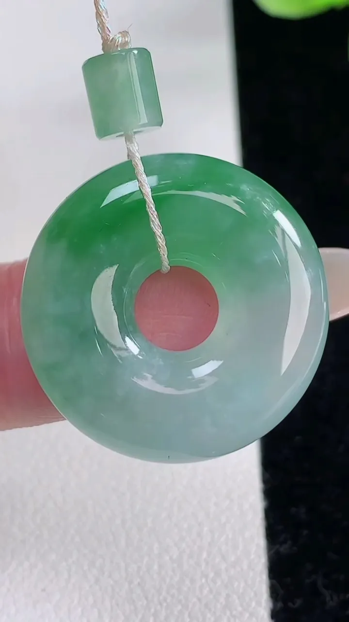 天然A货翡翠平安环吊坠，尺寸24.7-5.8，重量:7.99g
12月12日