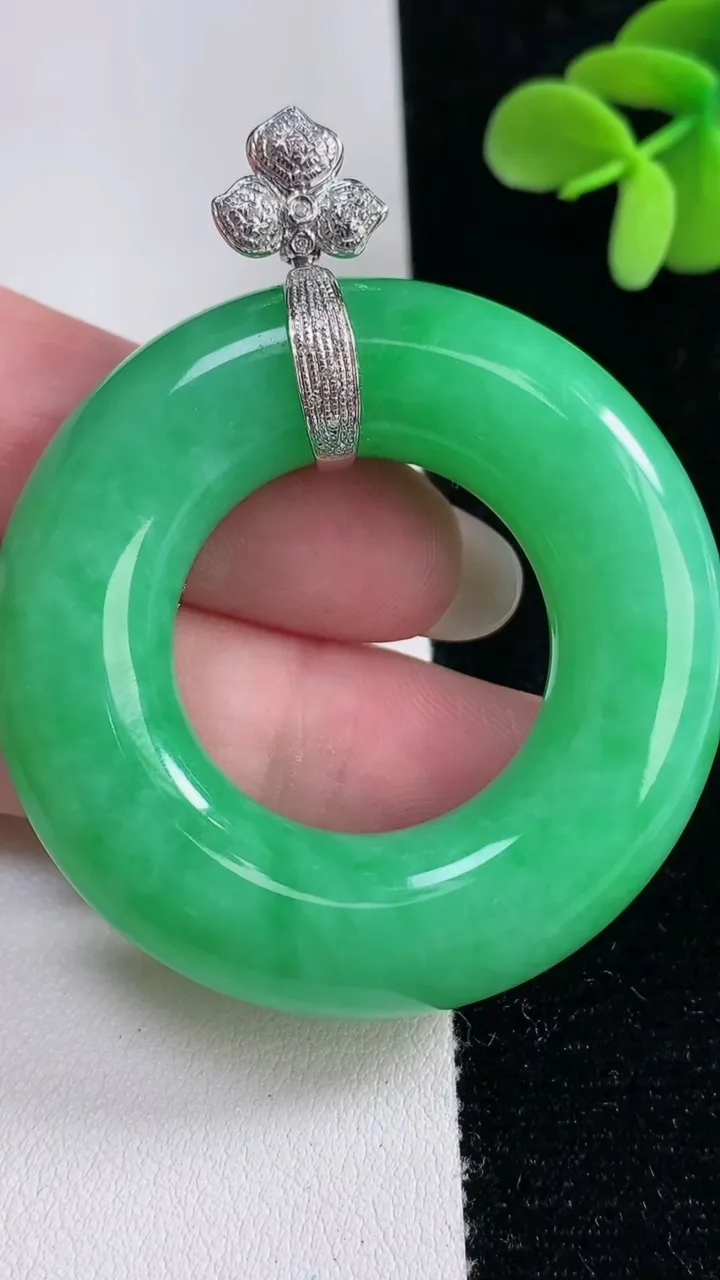 天然A货翡翠平安环吊坠，尺寸48.8-11.3，重量:45.46g
12月12日