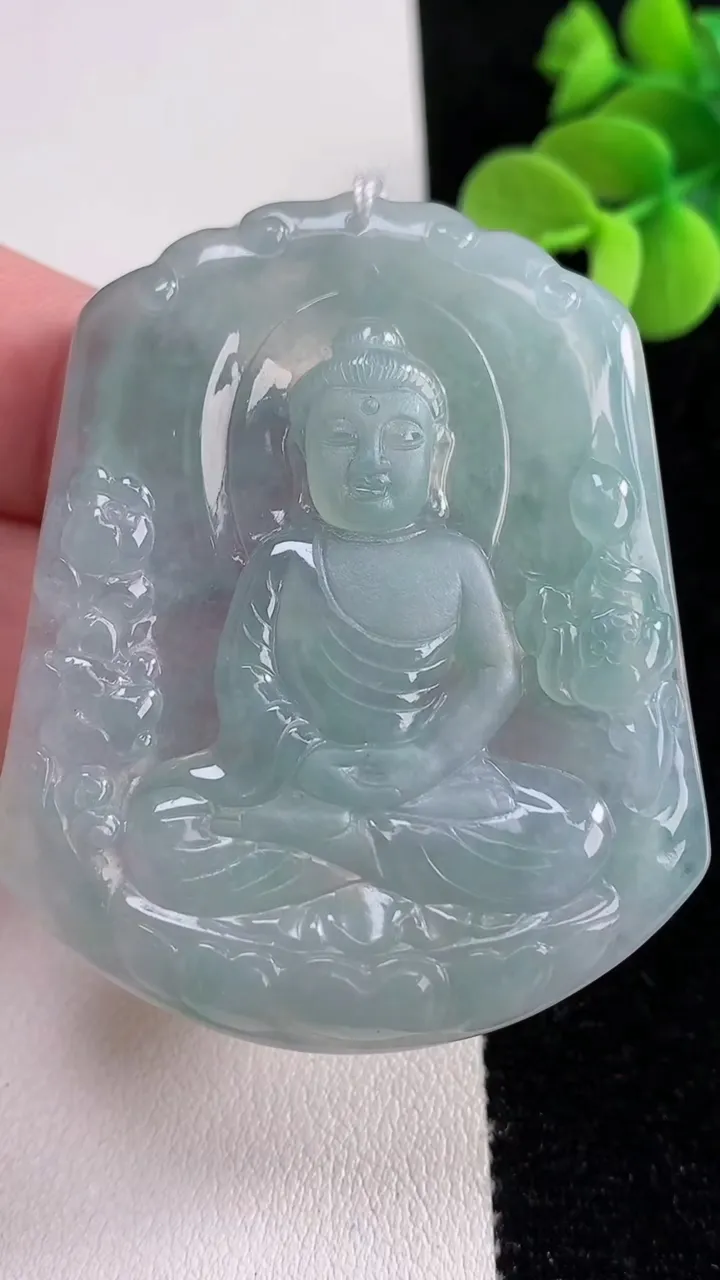 天然A货翡翠大日如来吊坠，尺寸54.8-45-4.7，重量:26.09g
12月12日