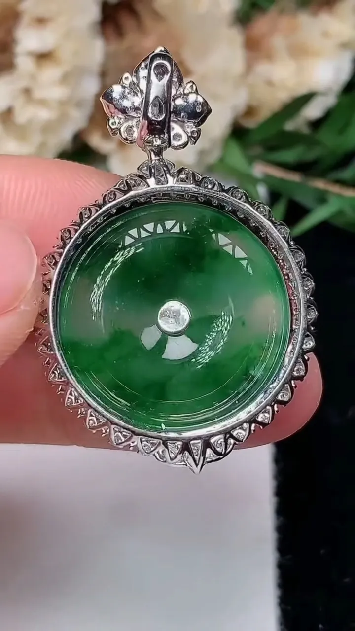 天然A货翡翠平安扣吊坠，尺寸37-24-9，裸石20，重量:5.87g
12月12日