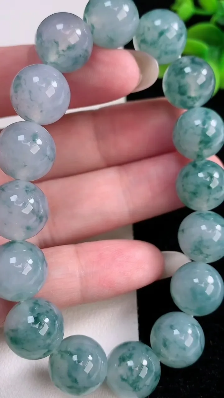 天然A货翡翠种飘花圆珠手串，尺寸12.3-16颗，重量:57.69g12月12日
工厂直销收藏佳品,种好水足，色泽均匀，有种有色，上手高大气！