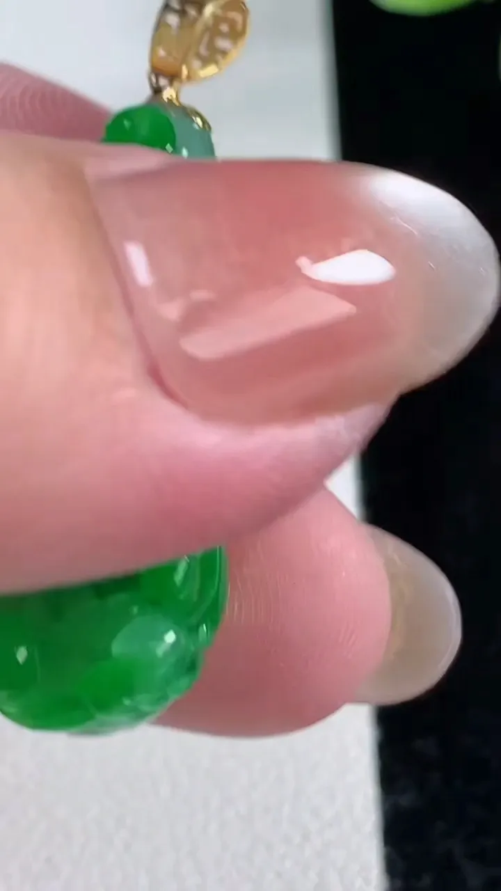 天然A货翡翠白菜吊坠，尺寸31.6-12.7-9，重量:6.80g
12月12日