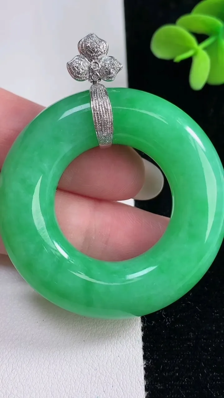 天然A货翡翠平安环吊坠，尺寸48.8-11.3，重量:45.46g
12月12日