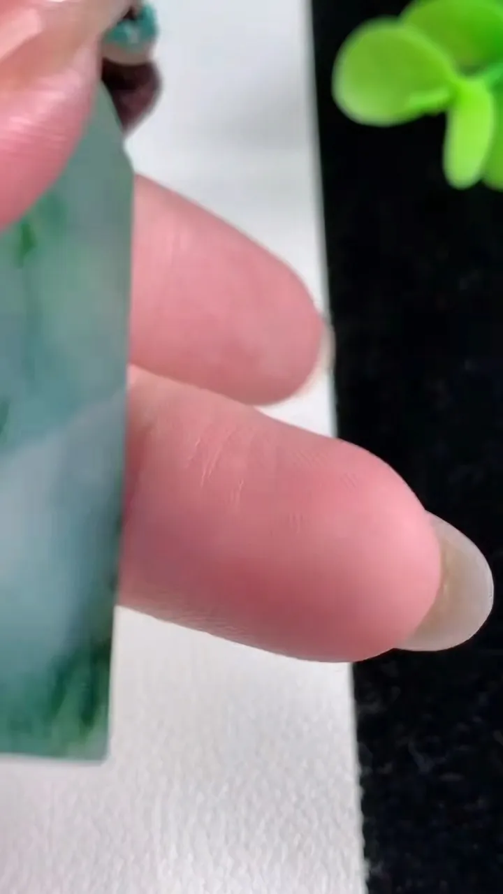 天然A货翡翠冰种飘花仿古无事牌吊坠，尺寸49.7-24.2-4.7，重量:22.60g
12月12日