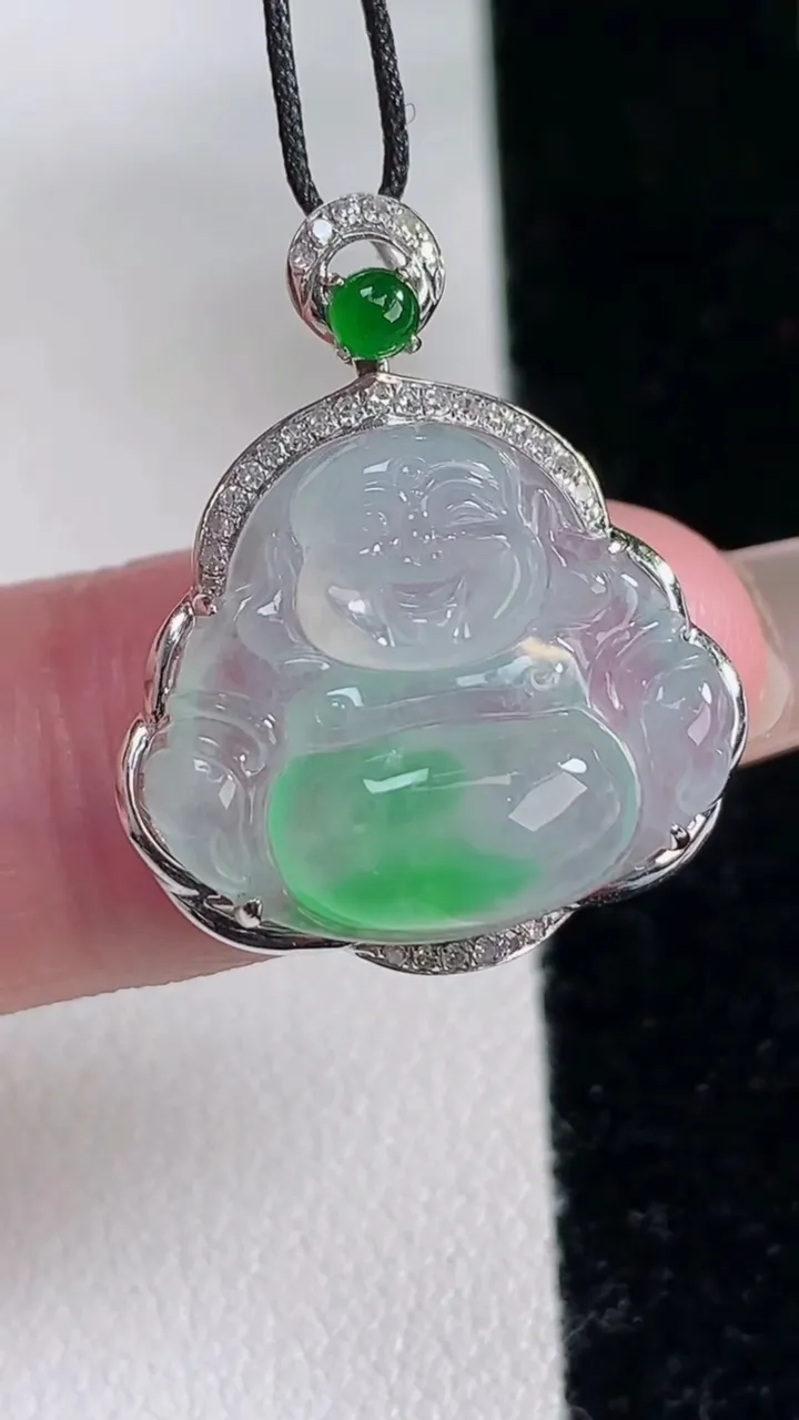 天然A货翡翠佛公吊坠，尺寸24.7-20-8.7，裸石16-18重量:3.60g
12月12日