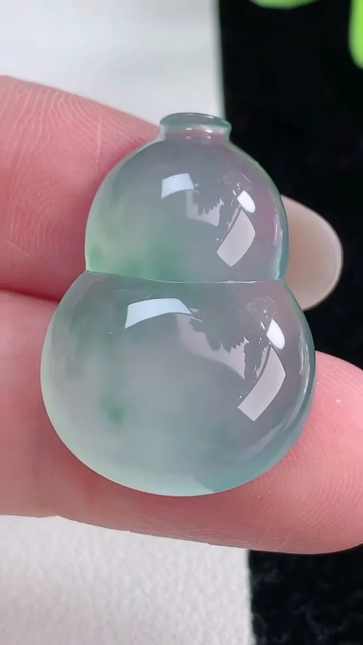 天然A货翡翠种飘花葫芦镶嵌件，尺寸28-19.6-5.7，重量:6.10g
12月12日