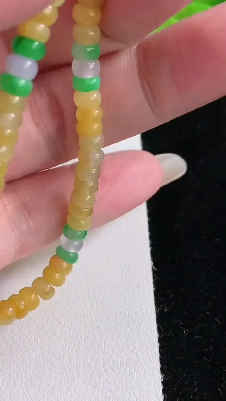 天然A货翡翠三彩算盘珠手串，尺寸4.5-2.7-65颗，重量:8.92g12月12日
工厂直销收藏佳品,种好水足，色泽均匀，有种有色，上手高大气！