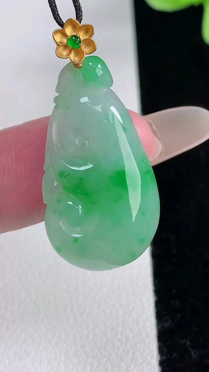 天然A货翡翠如意吊坠，尺寸28.8-16-4.4，重量:4.04g
12月12日