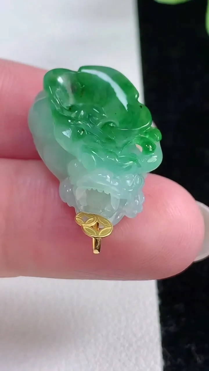 天然A货翡翠貔貅吊坠，尺寸21.5-13-9.2，重量:5.92g
12月12日