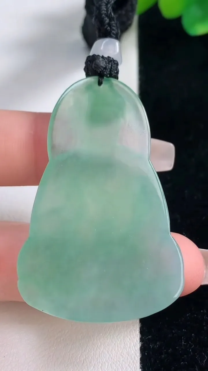 天然A货翡翠观音菩萨吊坠，尺寸47.3-31.7-5.3，重量:18.95g
12月12日
