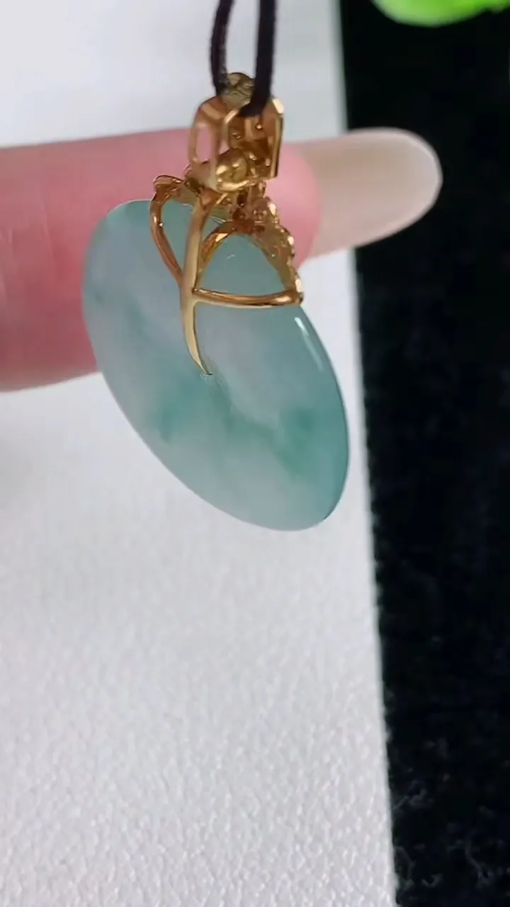 天然A货翡翠种飘花平安扣吊坠，尺寸20.8-3.5，重量:4.43g
12月12日