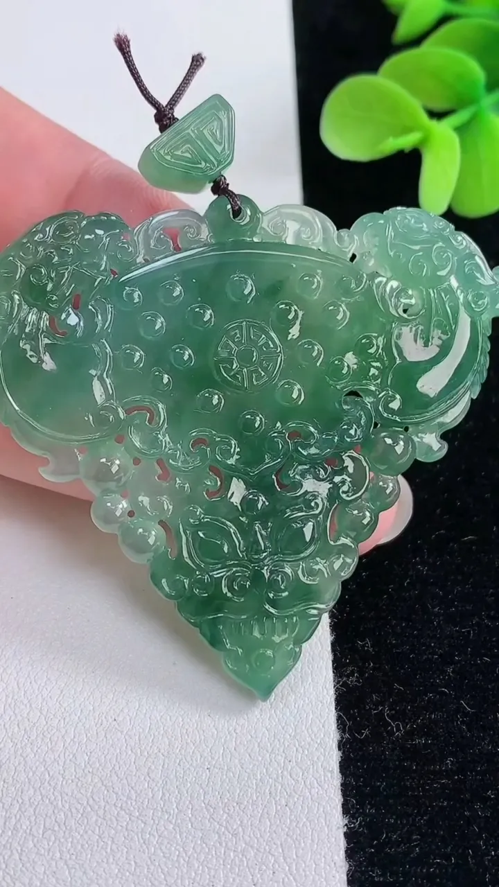 天然A货翡翠复古龙牌吊坠，尺寸50.4-57.7-5.7，重量:24.62g
12月12日