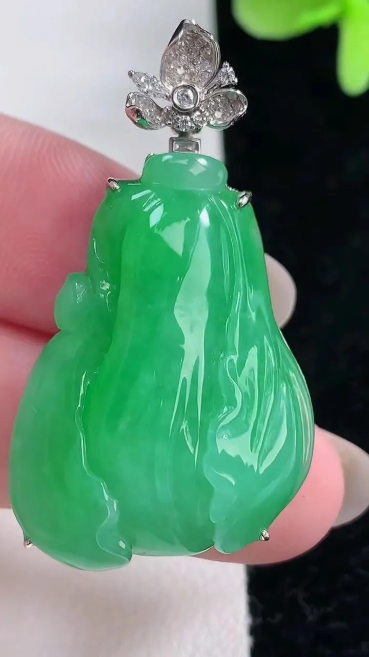 天然A货翡翠白菜吊坠，尺寸42.5-31.3-24.3-9.2，重量:12.40g
12月12日