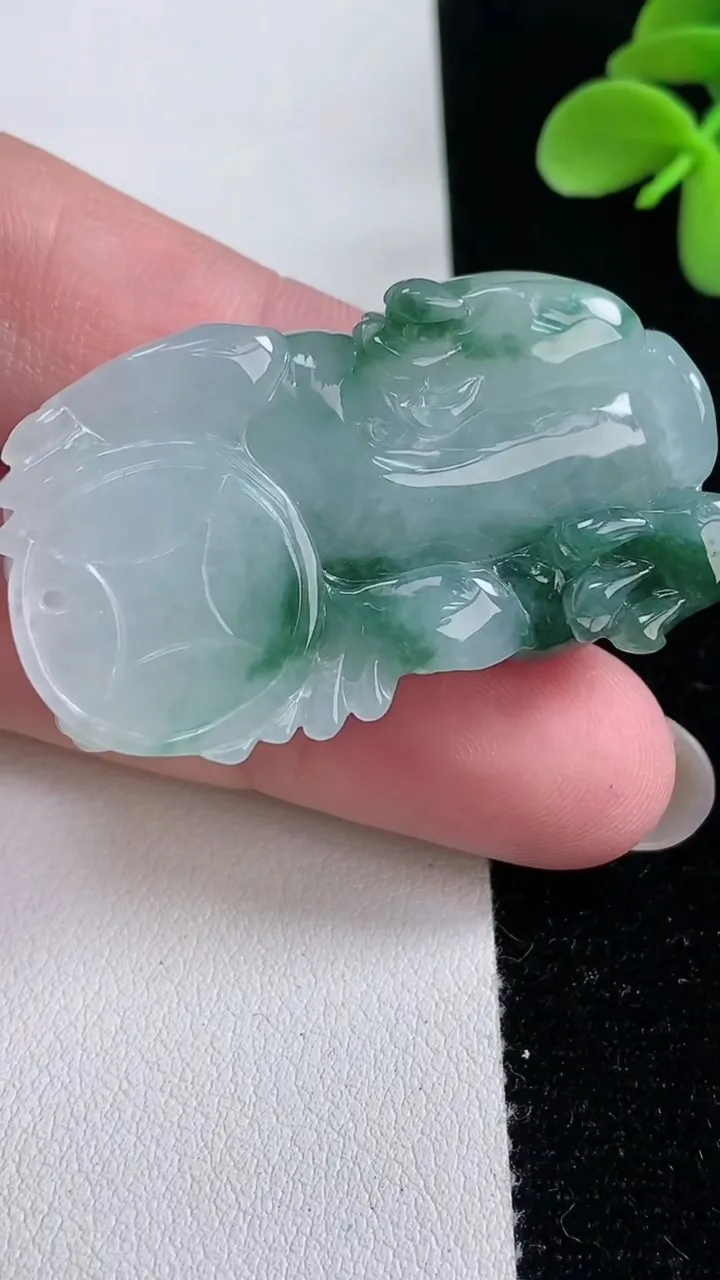 天然A货翡翠飘花霸王貔貅吊坠，尺寸43.6-24.5-10.8，重量:29.02g
12月12日