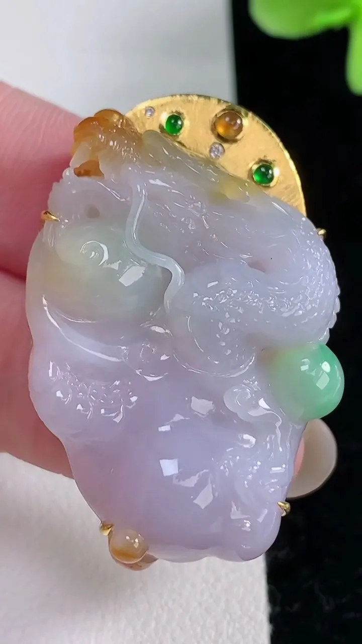 天然A货翡翠18K金春带彩紫罗兰龙牌吊坠，尺寸40.5-38.6-26.6-9.8，重量:21.50g
12月12日