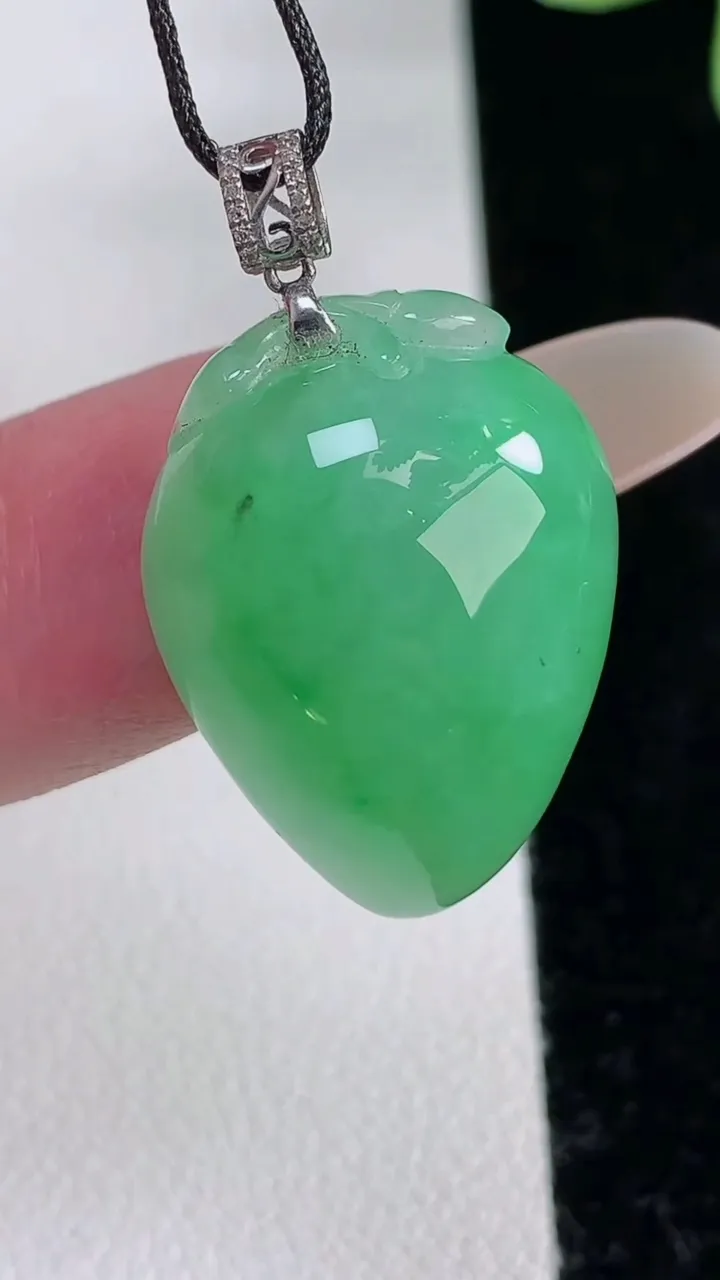 天然A货翡翠寿桃吊坠，尺寸22.7-17-9，重量:6.77g
12月12日