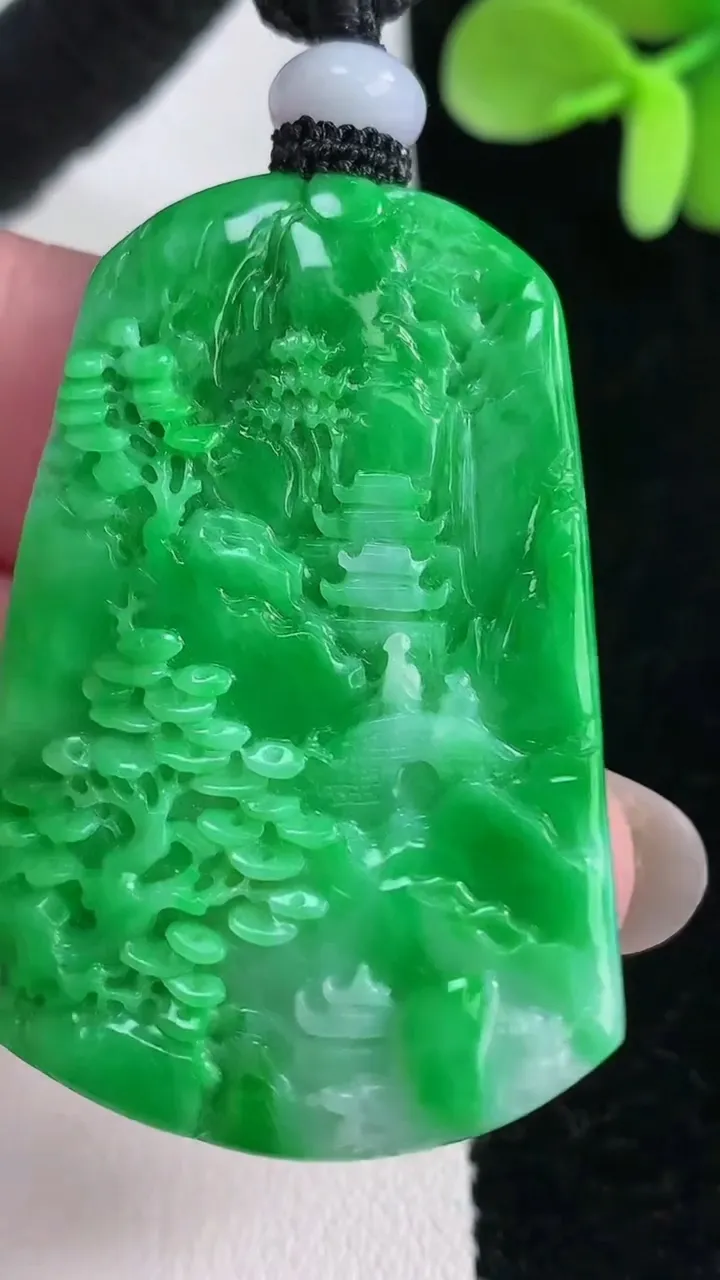 天然A货翡翠山水牌吊坠，尺寸44.6-30.4-6.4，重量:20.67g
12月12日