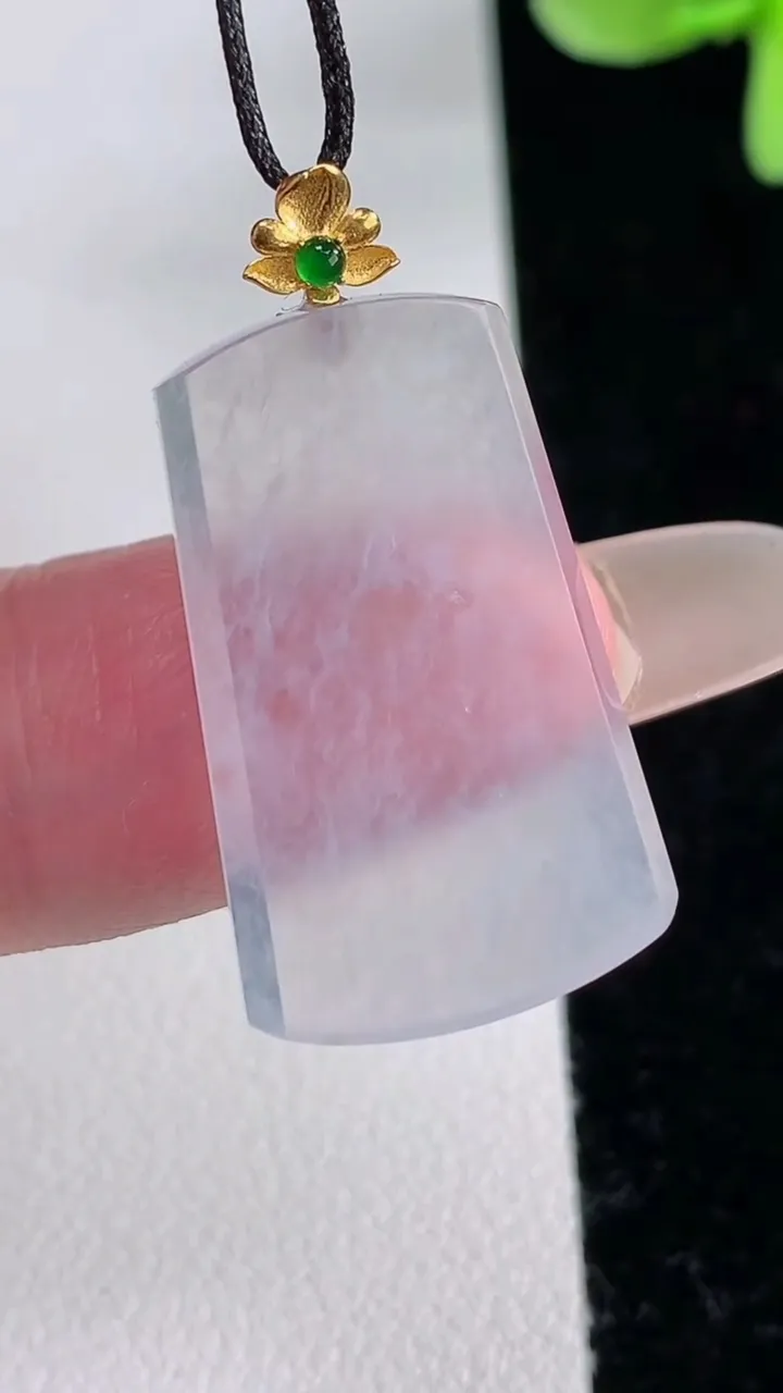 天然A货翡翠种白冰无事牌吊坠，尺寸26.3-16.8-2.5，重量:3.40g
12月12日