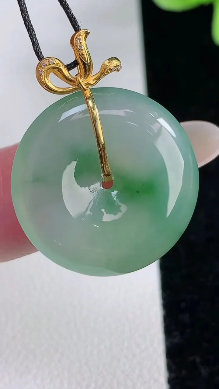 天然A货翡翠平安扣吊坠，尺寸23-5，重量:6.22g
12月12日